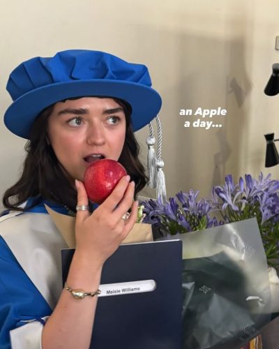 Maisie Williams Receiving Honorary Degree at Bath Spa University 2026 - Photo 5