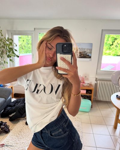 Sara Crumbleleg - Instagram Photos May 2026 - Photo 4
