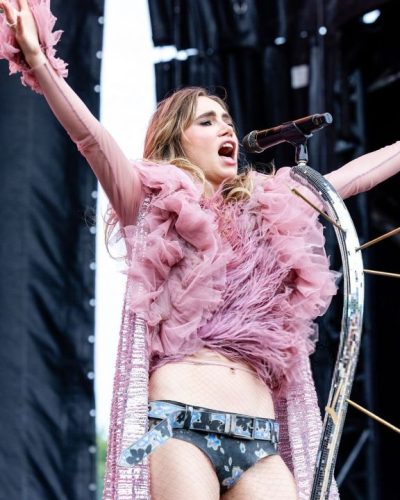 Suki Waterhouse Performs at 2026 Lollapalooza Festival in Chicago - Photo 2